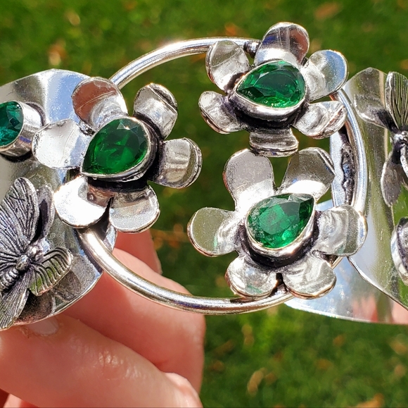 New Unique Peridot Butterflies and Flowers Silver Cuff Bracelet. - Picture 5 of 16